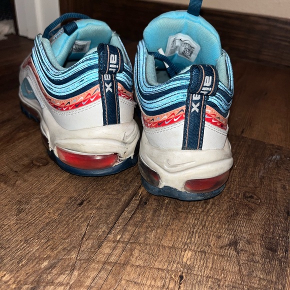 Nike shoes big kids size but fit women’s size. Pink and blue - Picture 4 of 4